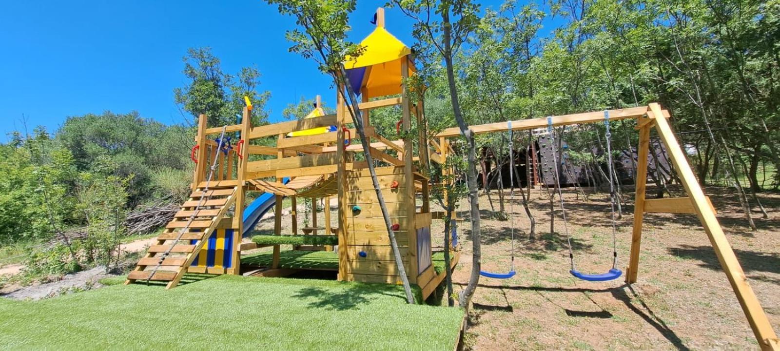 Treehouses Glamping Robinson Hébergement de vacances Ljubač