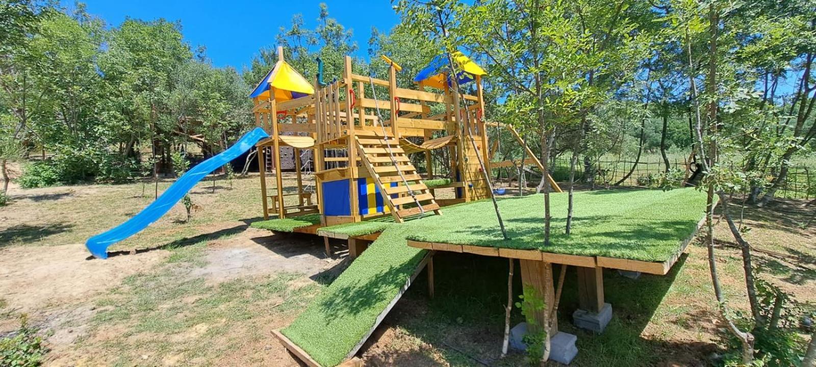 Treehouses Glamping Robinson Hébergement de vacances Ljubač